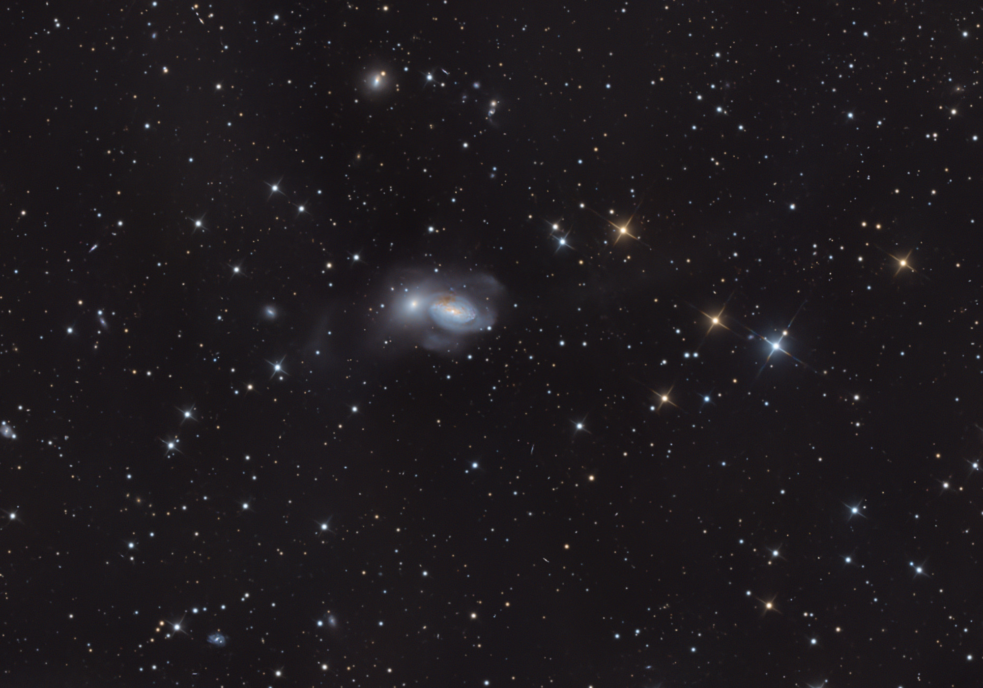 NGC 3226 ist eine elliptische Galaxie mit aktivem Galaxienkern im Sternbild Löwe. Gemeinsam mit NGC 3227 bildet sie das interagierende Galaxienpaar Arp 94 oder Holm 187.
